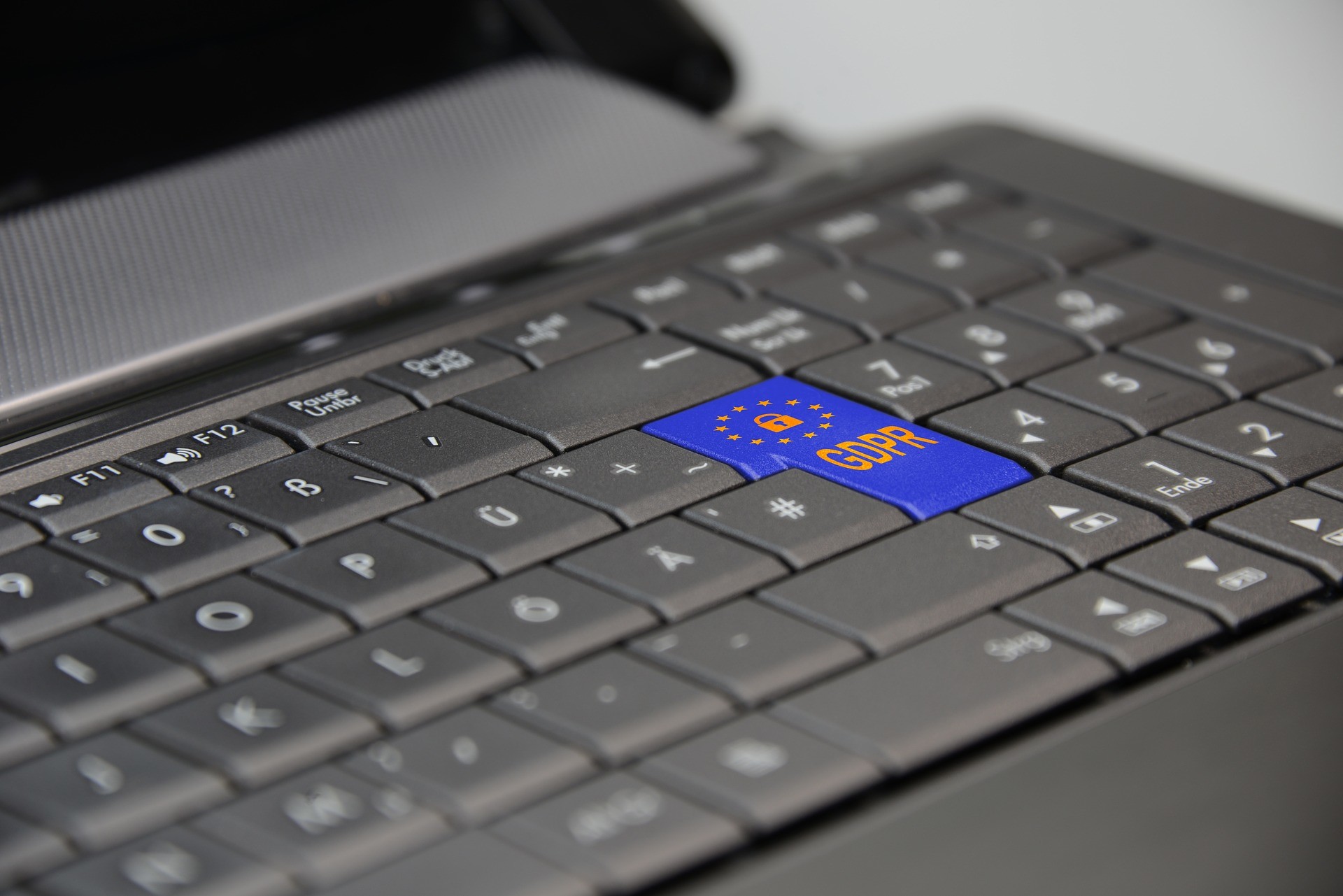 Laptop with GDPR Button